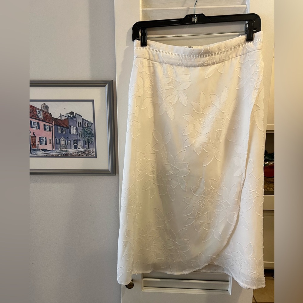 Ann Taylor size 4 white floral appliqué midi skirt